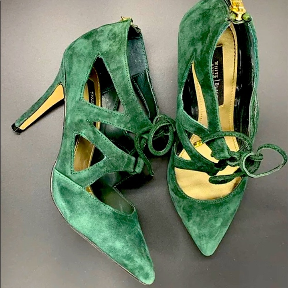 WHITE HOUSE  BLACK MARKET SUEDE LACE UP PUMPS